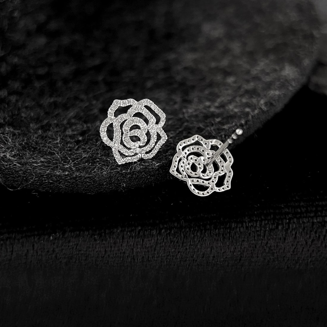 14k Gold 0.22 Ct Natural H Diamond & Flowers Earrings: Ref:231178445 // gold content:14k gold // main gemstone:diamond // shape:round // carat weight:0. 22ct // clarity grade:vs-si // color:h // treatment:natural // cut grade:g // Low Estimate: 1500