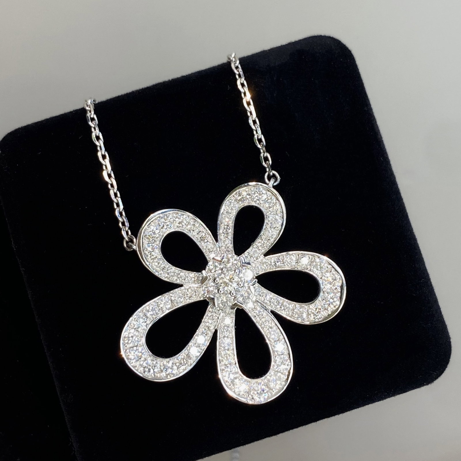 14k Gold 1.95 Ct Natural H Diamond & Flowers Necklace: Ref:231178449 // gold content:14k gold // main gemstone:diamond // shape:round // carat weight:1. 95ct // clarity grade:vs-si // color:h // treatment:natural // cut grade:g // Condition: New High