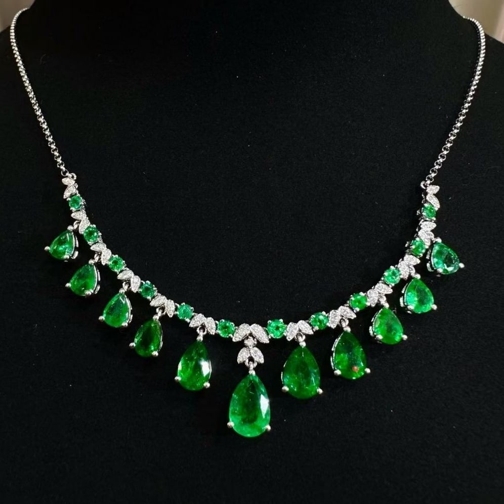 14k Gold 5.15 Ctw Natural Emerald & Diamond Necklace: Ref:231179004 // gold content:14k gold // main gemstone:emerald // shape:pear // carat weight:4. 86ct // color:green // treatment:natural // // adjacent gemstone 2 : diamond // shape:round // carat