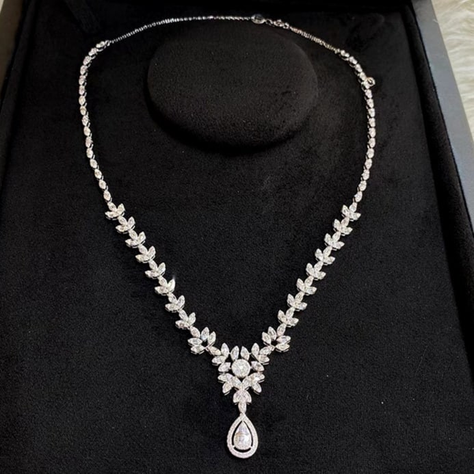 14k Gold 3.8 Ct Natural H Diamond Necklace: Ref:231179010 // gold content:14k gold // main gemstone:diamond // shape:multiple // carat weight:3. 8ct // clarity grade:vs-si // color:h // treatment:natural // Condition: New Low Estimate: 3100.00