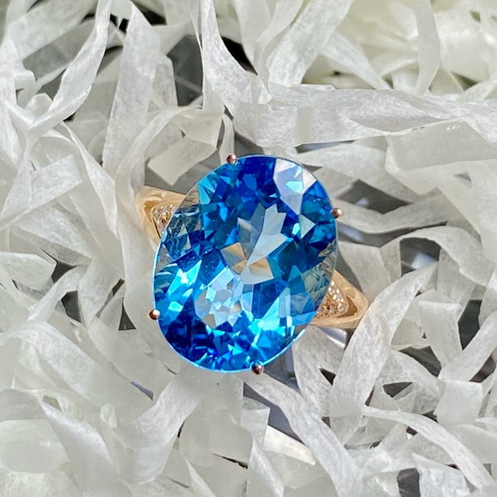 14k Gold 9.25 Ct Natural Topaz & Diamond Ring: Ref:231179015 // gold content:14k gold // ring size:7. 25us // // main gemstone:topaz // shape:oval // carat weight:9. 25ct // color:blue // treatment:natural // // adjacent gemstone 2 : diamond //