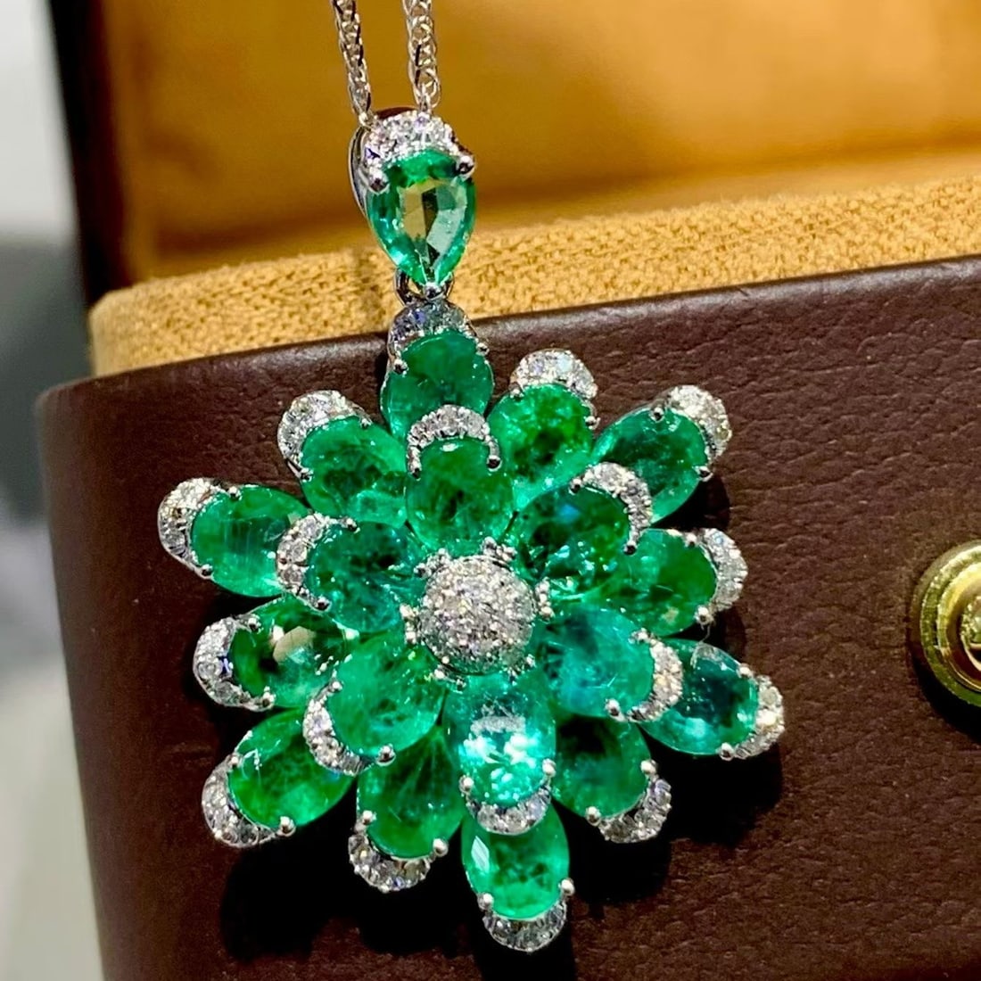 14k Gold 4.3 Ct Natural Emerald & Diamond Pendant( Without Chain ): Ref:231179028 // gold content:14k gold // main gemstone:emerald // shape:multiple // carat weight:4. 3ct // color:green // treatment:natural // // adjacent gemstone 2 : diamond // shape:round //