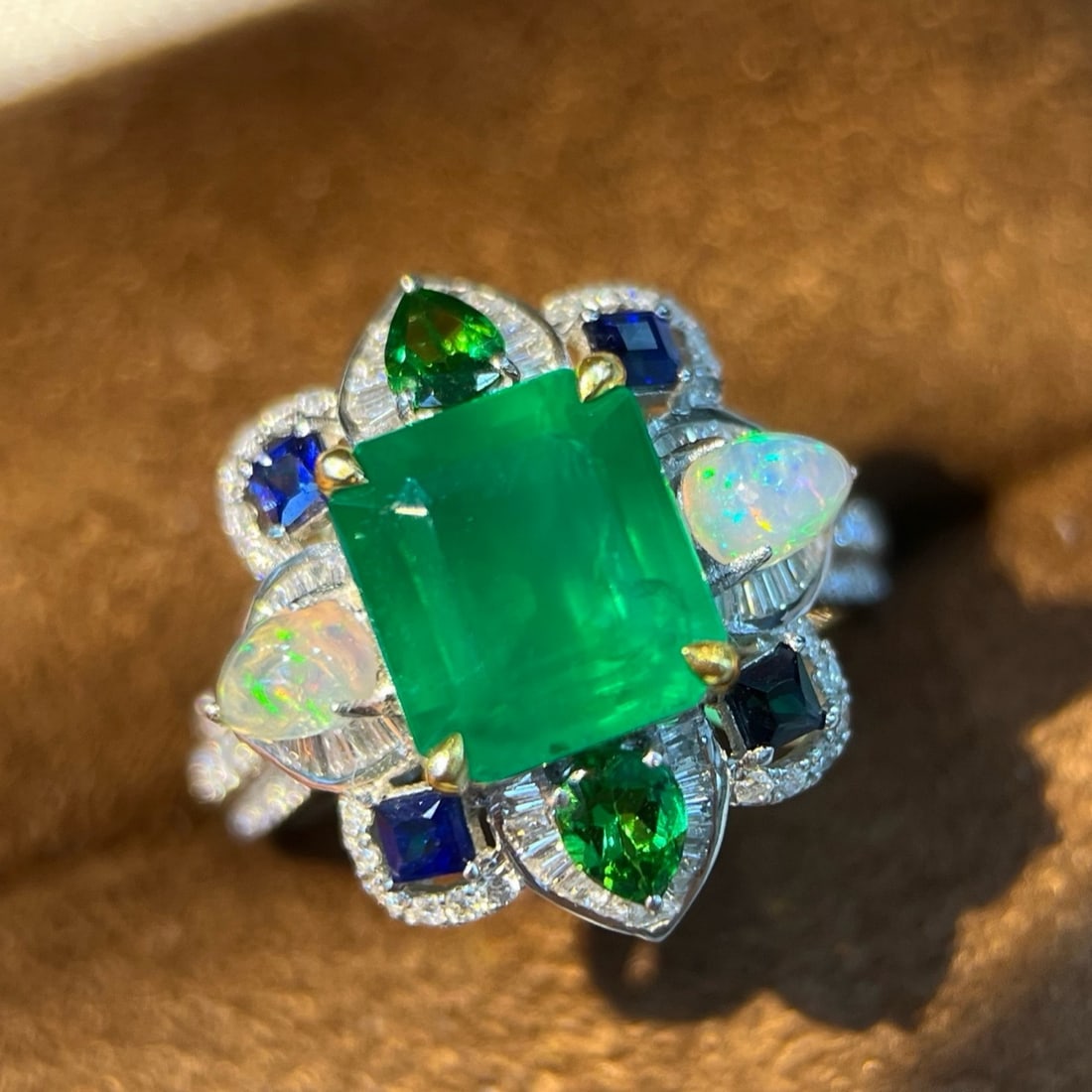 14k Gold 3.46 Ctw Natural Emerald & Diamond Ring: Ref:231179030 // gold content:14k gold // ring size:7. 25us // // main gemstone:emerald // shape:octagonal // carat weight:2. 60ct // color:green // treatment:natural // // adjacent gemstone 2 :