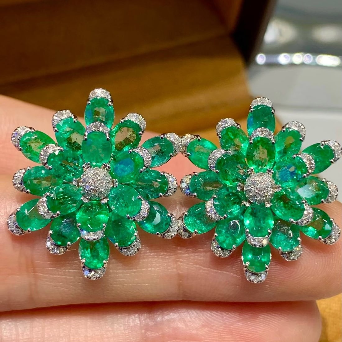 14k Gold 8 Ct Natural Emerald & Diamond Earrings: Ref:231179036 // gold content:14k gold // main gemstone:emerald // shape:oval // carat weight:8ct // color:green // treatment:natural // // adjacent gemstone 2 : diamond // shape:round // clarity
