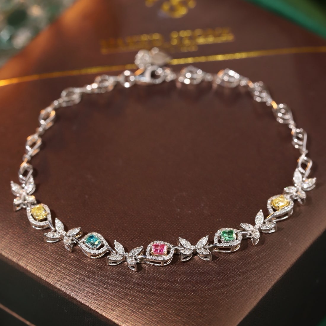 14k Gold 1.1 Ctw Natural Color Diamond & Diamond Bracelet: Ref:231179044 // gold content:14k gold // main gemstone:color diamond // shape:cushion // carat weight:0. 6ct // color:color // treatment:natural // // adjacent gemstone 2 : diamond // shape:round //