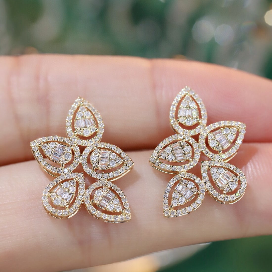 14k Gold 0.90 Ct Natural H Diamond Earrings: Ref:231179052 // gold content:14k gold // main gemstone:diamond // shape:multiple // carat weight:0. 90ct // clarity grade:vs-si // color:h // treatment:natural // Condition: New Low Estimate: 4800.00
