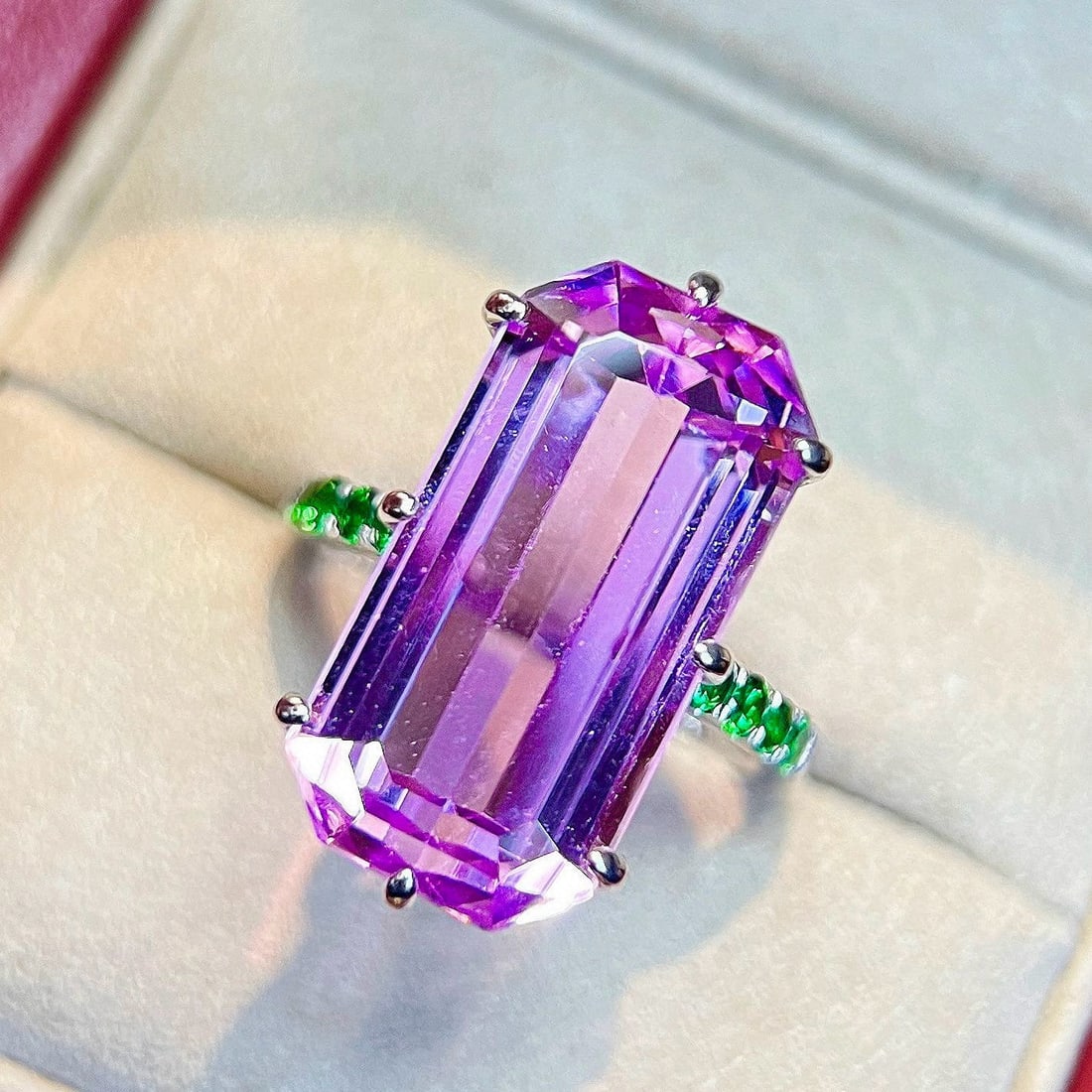 14k Gold 17.11 Ctw Natural Kunzite & Tsavorite Ring: Ref:231179057 // gold content:14k gold // ring size:7. 25us // // main gemstone:kunzite // shape:octagonal // carat weight:16. 71ct // color:purple // treatment:natural // // adjacent gemstone 2 :
