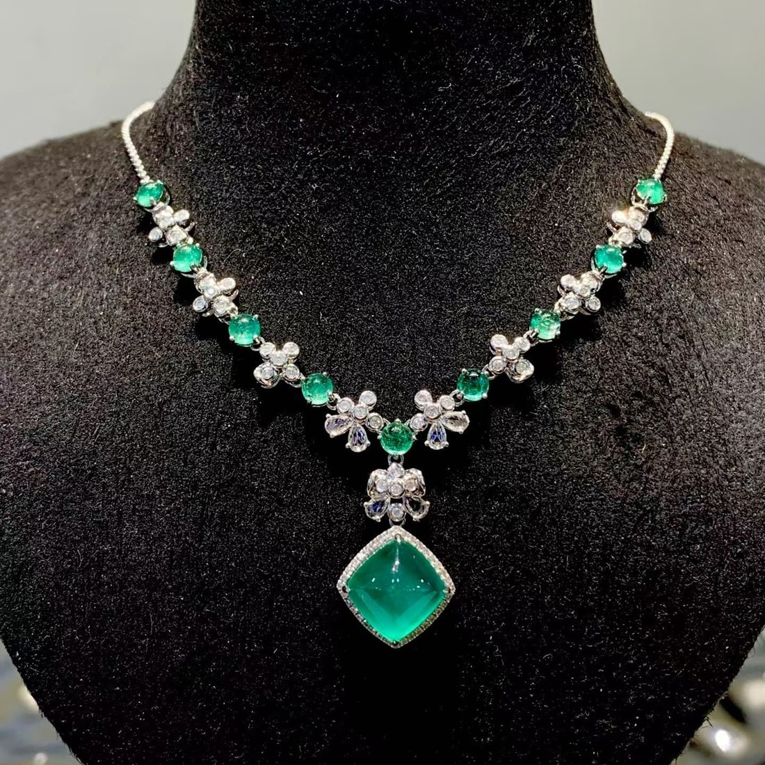 14k Gold 5.02 Ct Natural Emerald & Diamond & Sapphire Necklace: Ref:231179084 // gold content:14k gold // main gemstone:emerald // shape:sugar-loaf // carat weight:5. 02ct // color:green // treatment:natural // // adjacent gemstone 2 : diamond // shape:round //