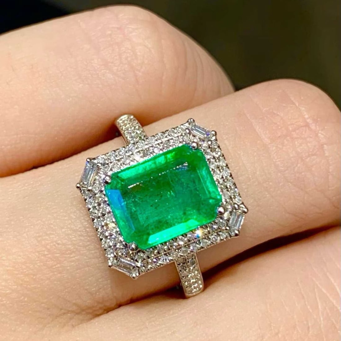 14k Gold 2.3 Ct Natural Emerald & Diamond Ring: Ref:231179085 // gold content:14k gold // ring size:7. 25us // // main gemstone:emerald // shape:octagonal // carat weight:2. 3ct // color:green // treatment:natural // // adjacent gemstone 2 :