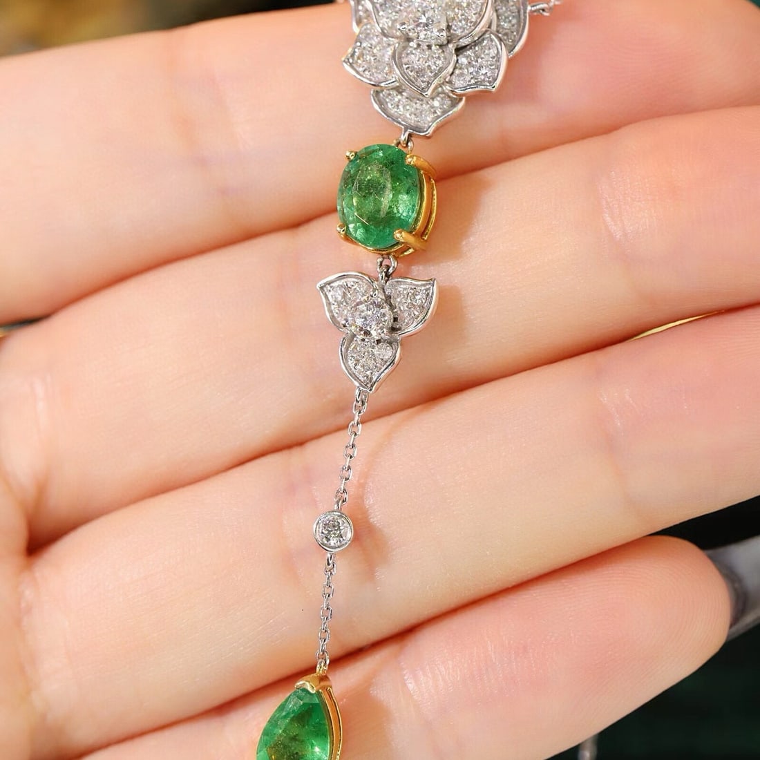 14k Gold 2.55 Ctw Natural Emerald & Diamond & Flowers Necklace - 5