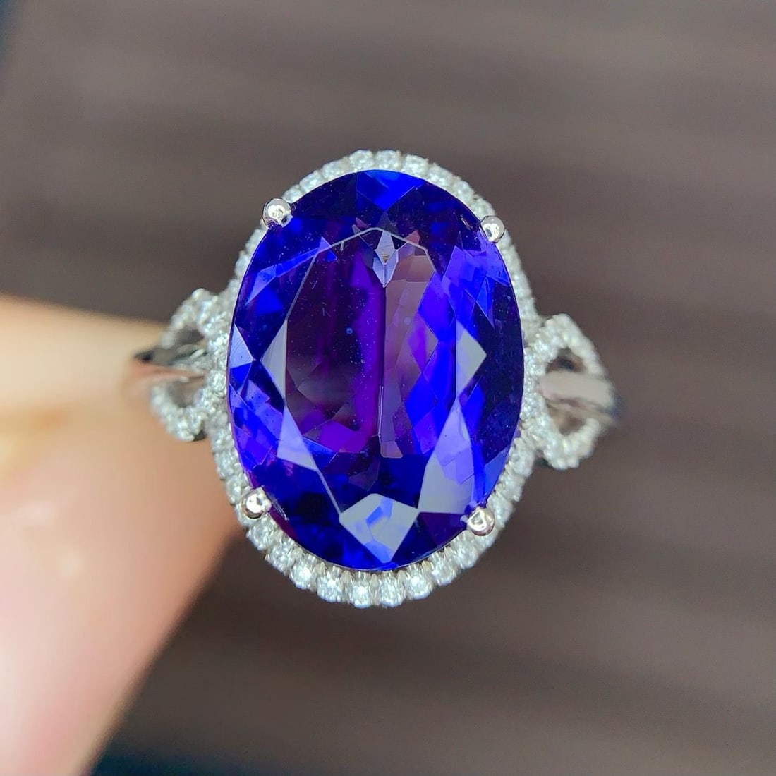 14k Gold 5 Ct Natural Tanzanite & Diamond Ring: Ref:231179110 // gold content:14k gold // ring size:7. 25us // // main gemstone:tanzanite // shape:oval // carat weight:5ct // color:blue // treatment:natural // // adjacent gemstone 2 : diamond //