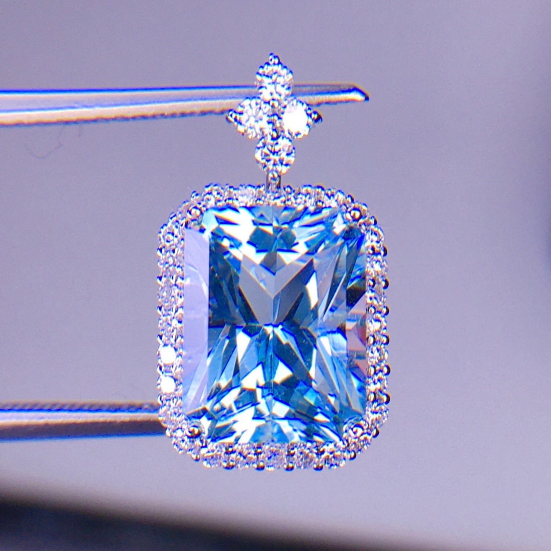 14k Gold 3.62 Ct Natural Aquamarine & Diamond Pendant( Without Chain ): Ref:231179114 // gold content:14k gold // main gemstone:aquamarine // shape:octagonal // carat weight:3. 62ct // color:blue // treatment:natural // // adjacent gemstone 2 : diamond // shape:round //