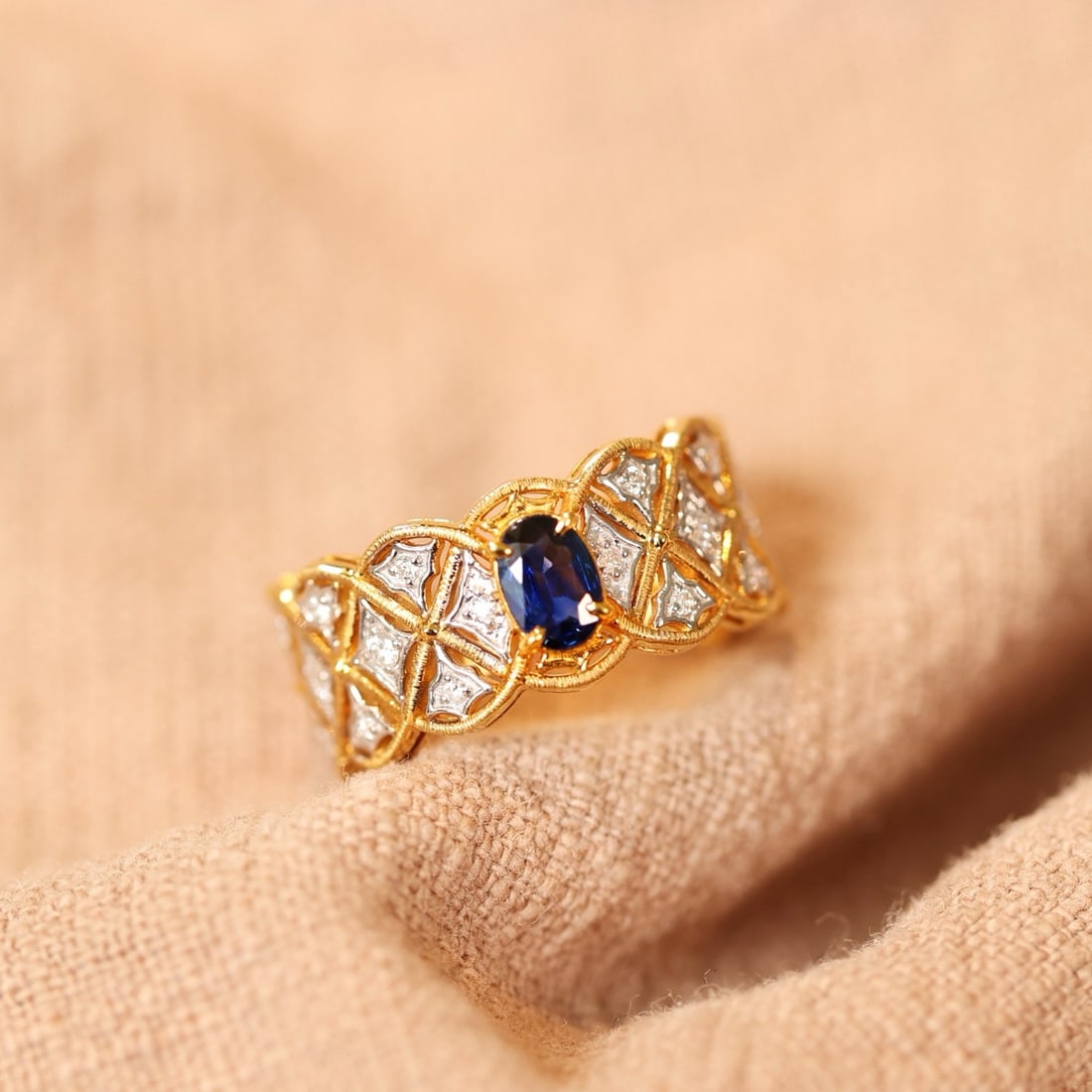 14k Gold 0.86 Ctw Vivid Blue Natural Sapphire & Diamond Ring - 4