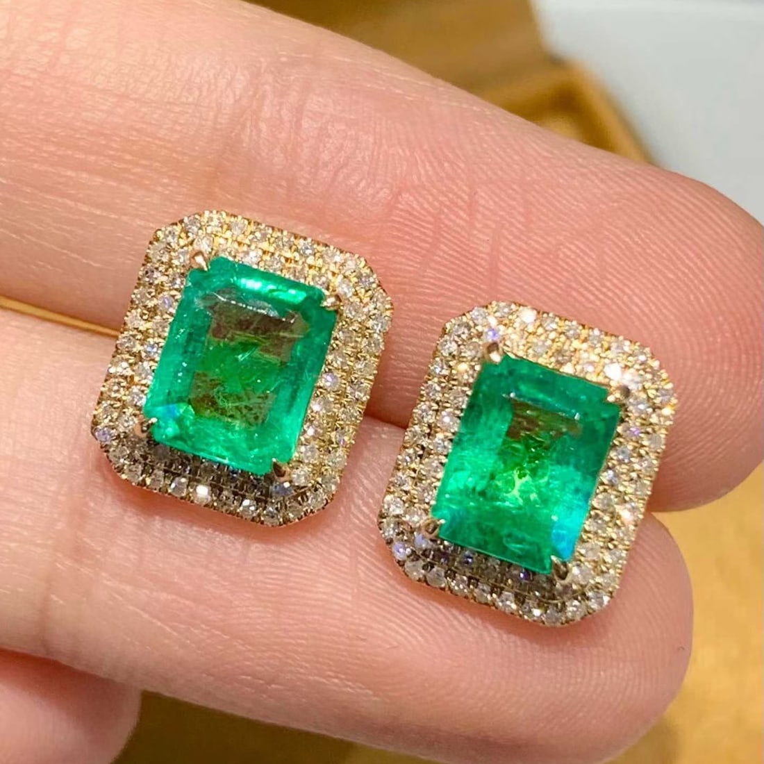 14k Gold 2.4 Ct Natural Emerald & Diamond Earrings: Ref:231179131 // gold content:14k gold // main gemstone:emerald // shape:octagonal // carat weight:2. 4ct // color:green // treatment:natural // // adjacent gemstone 2 : diamond // shape:round // clar