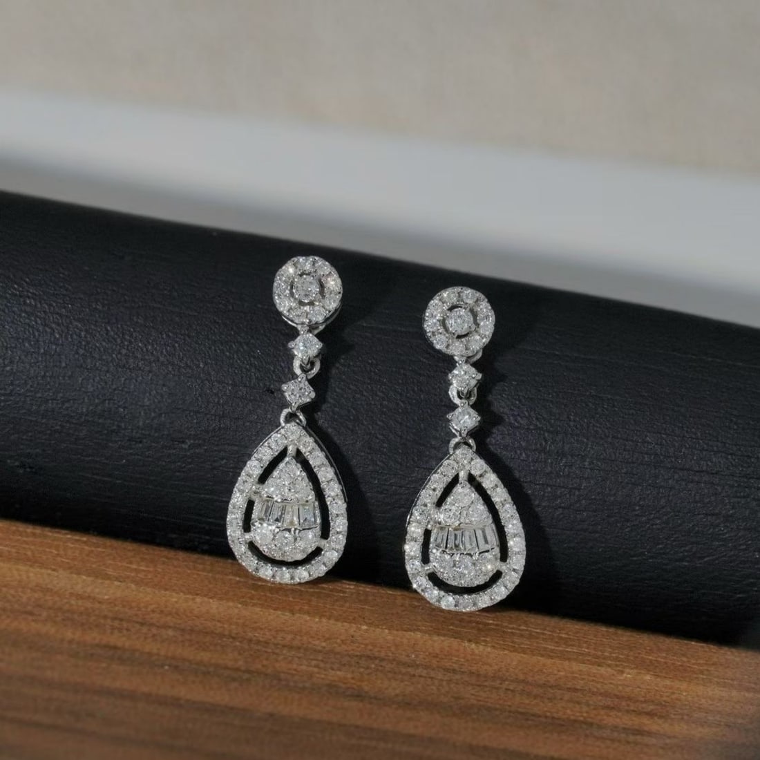 14k Gold 0.80 Ct Natural H Diamond Earrings: Ref:231179145 // gold content:14k gold // main gemstone:diamond // shape:multiple // carat weight:0. 80ct // clarity grade:vs-si // color:h // treatment:natural // Condition: New Low Estimate:
