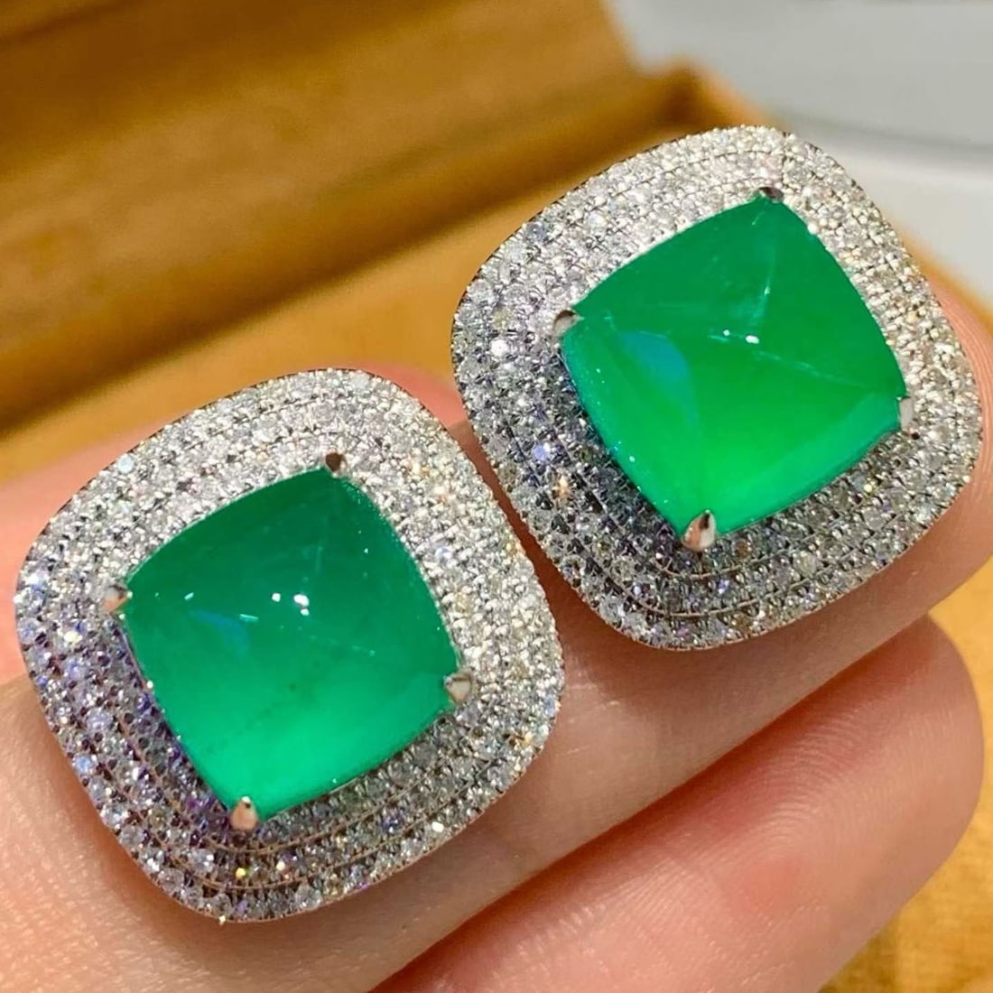 14k Gold 6.5 Ct Natural Emerald & Diamond Earrings: Ref:231179181 // gold content:14k gold // main gemstone:emerald // shape:sugar-loaf // carat weight:6. 5ct // color:green // treatment:natural // // adjacent gemstone 2 : diamond // shape:round //