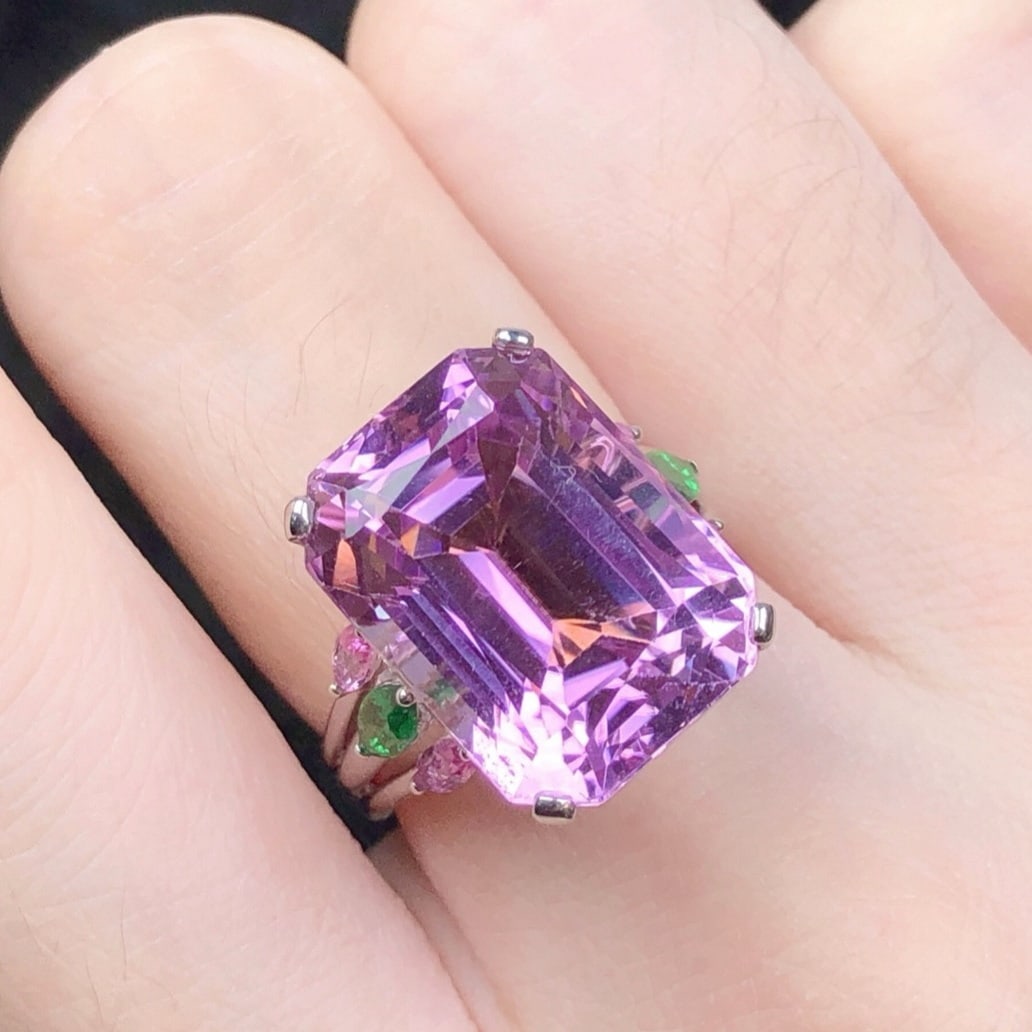 14k Gold 18.56 Ctw Natural Kunzite & Coloured Gemstone Ring: Ref:231179210 // gold content:14k gold // ring size:7. 25us // // main gemstone:kunzite // shape:octagonal // carat weight:17. 78ct // color:pinkish purple // treatment:natural // // adjacent gemstone