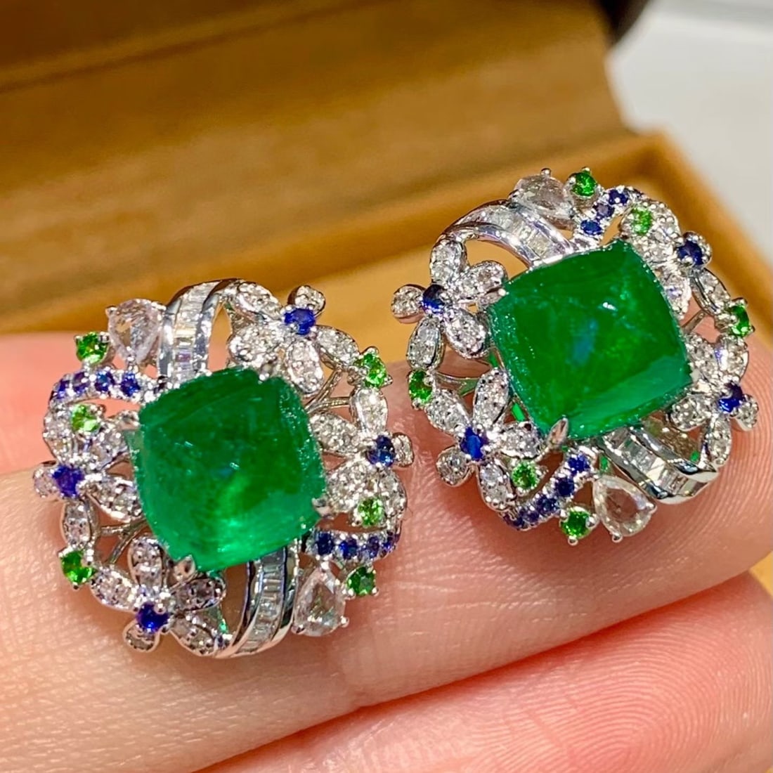 14k Gold 4.35 Ct Natural Emerald & Diamond Earrings: Ref:231179233 // gold content:14k gold // main gemstone:emerald // shape:sugar-loaf // carat weight:4. 35ct // color:green // treatment:natural // // adjacent gemstone 2 : diamond // shape:multiple