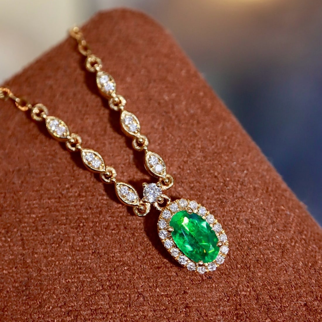 14k Gold 0.49 Ctw Vivid Green Natural Emerald & Diamond Necklace: Ref:231180025 // gold content:14k gold // main gemstone:emerald // shape:oval // carat weight:0. 35ct // color:vivid green // treatment:natural // // adjacent gemstone 2 : diamond // shape:round //