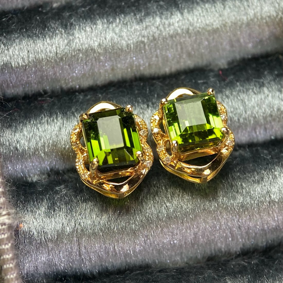14k Gold 3.10 Ct Natural Tourmaline & Diamond Earrings: Ref:231180046 // gold content:14k gold // main gemstone:tourmaline // shape:octagonal // carat weight:3. 10ct // color:green // treatment:natural // // adjacent gemstone 2 : diamond // number of stone