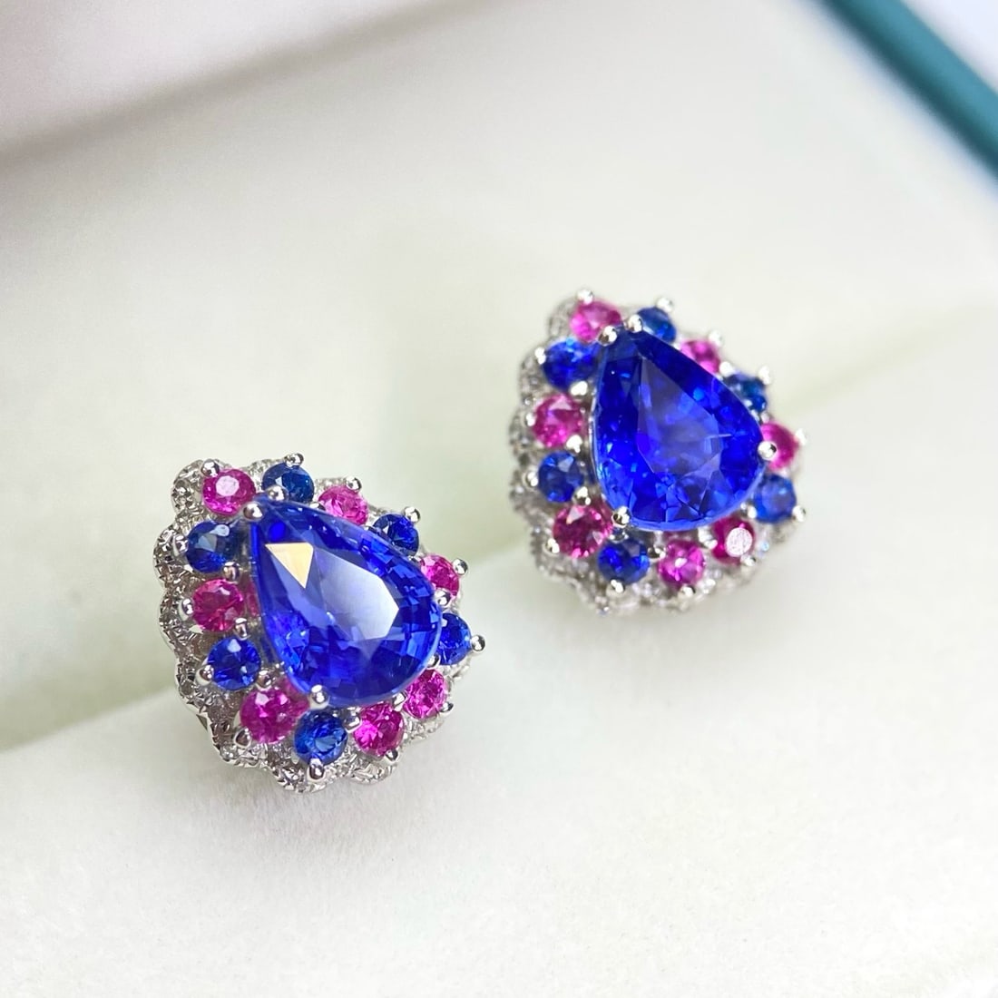 14k Gold 2.30 Ct Natural Sapphire & Diamond Earrings: Ref:231180047 // gold content:14k gold // main gemstone:sapphire // shape:pear // carat weight:2. 30ct // color:blue // treatment:natural // // adjacent gemstone 2 : diamond // number of stones:80 //