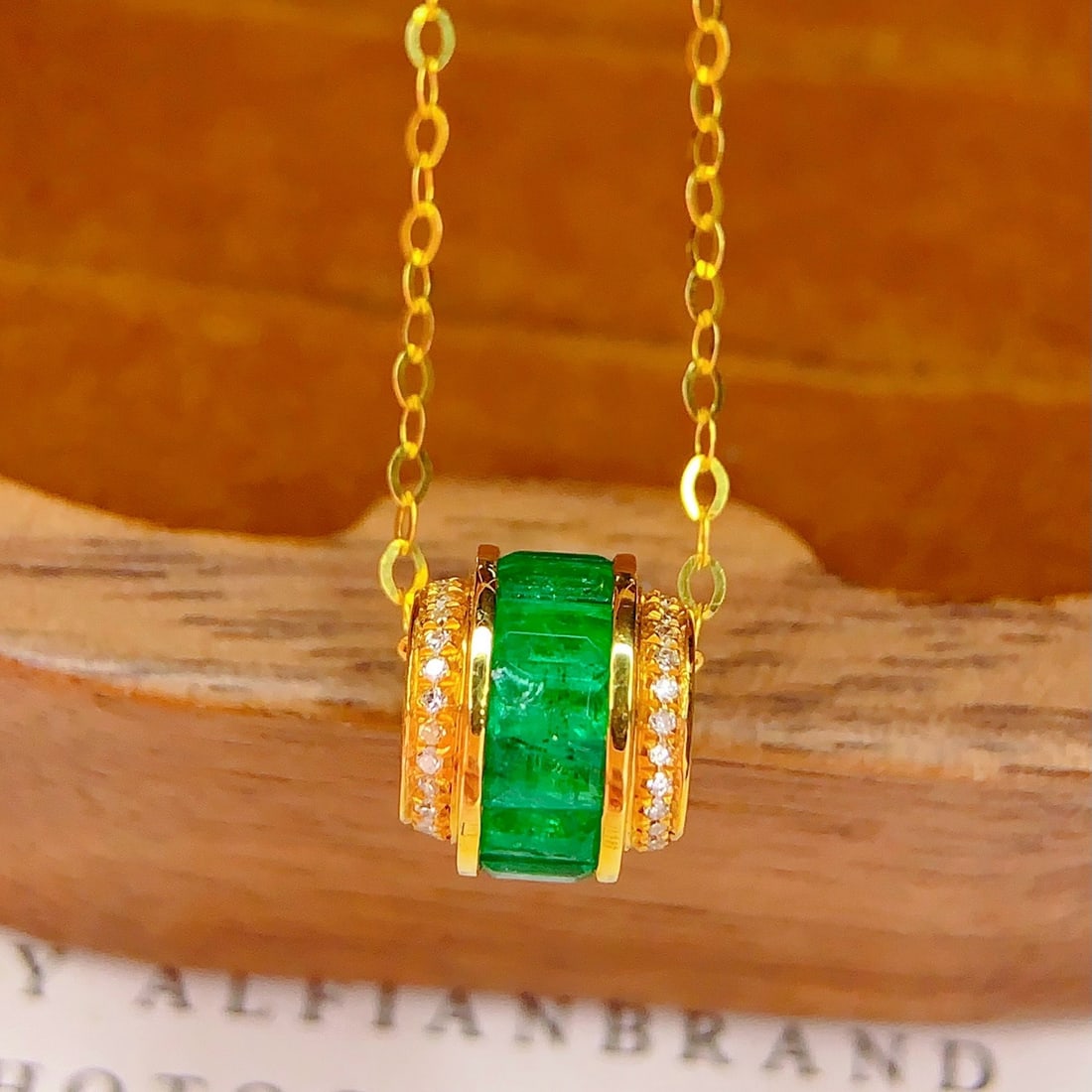 14k Gold 2 Ct Natural Emerald & Diamond Necklace: Ref:231180065 // gold content:14k gold // main gemstone:emerald // shape:rectangle // carat weight:2ct // color:green // treatment:natural // // adjacent gemstone 2 : diamond // number of stones:51