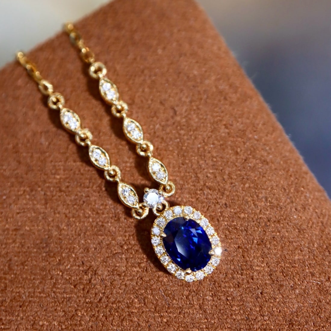 14k Gold 0.74 Ctw Natural Sapphire & Diamond Necklace: Ref:231180067 // gold content:14k gold // main gemstone:sapphire // shape:oval // carat weight:0. 61ct // color:blue // treatment:natural // // adjacent gemstone 2 : diamond // shape:round // carat