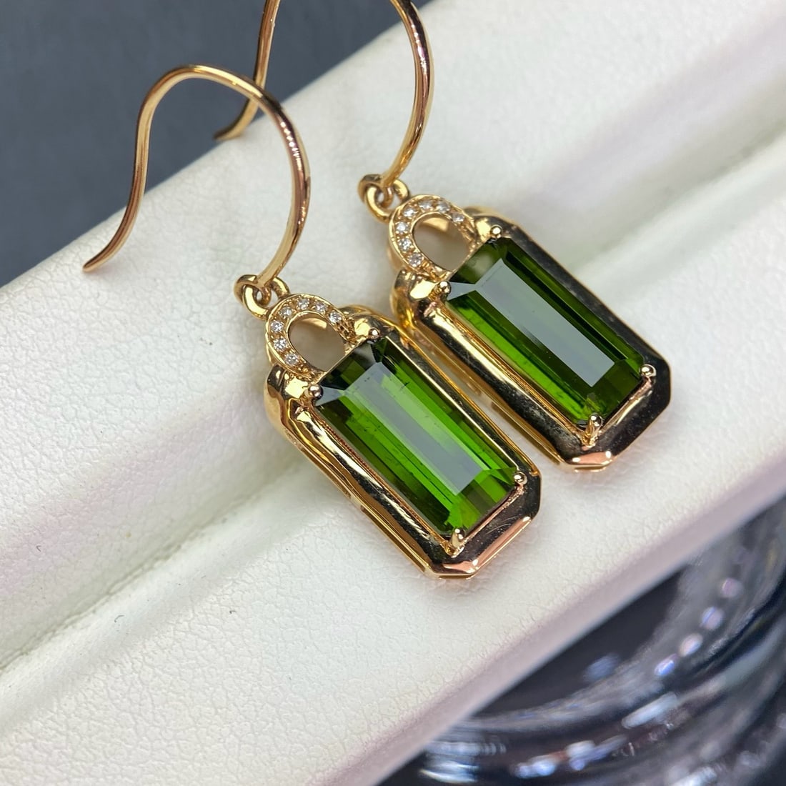 14k Gold 4.25 Ct Natural Tourmaline & Diamond Earrings: Ref:231180069 // gold content:14k gold // main gemstone:tourmaline // shape:octagonal // carat weight:4. 25ct // color:green // treatment:natural // // adjacent gemstone 2 : diamond // number of