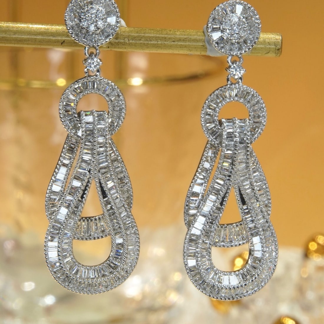 14k Gold 2.12 Ct Natural H Diamond Earrings: Ref:231180072 // gold content:14k gold // main gemstone:diamond // shape:multiple // carat weight:2. 12ct // clarity grade:vs-si // color:h // treatment:natural // Condition: New Low Estimate: 2100.00