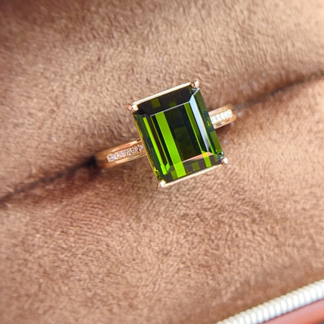14k Gold 3.39 Ctw Natural Tourmaline & Diamond Ring: Ref:231180076 // gold content:14k gold // ring size:7. 25us // // main gemstone:tourmaline // shape:octagonal // carat weight:3. 35ct // color:green // treatment:natural // // adjacent gemstone 2 : di