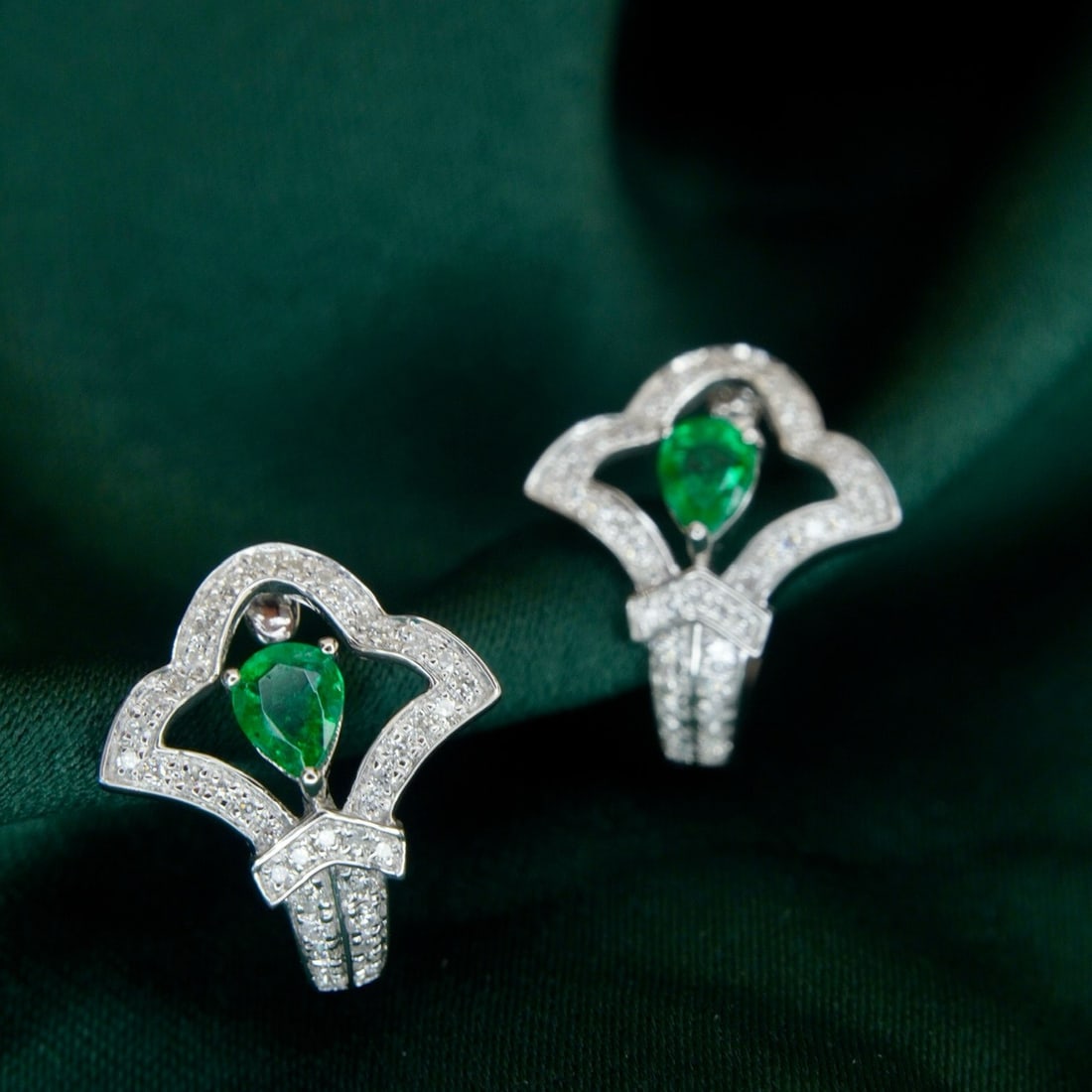14k Gold 0.62 Ctw Vivid Green Natural Emerald & Diamond Earrings: Ref:231180090 // gold content:14k gold // main gemstone:emerald // shape:pear // carat weight:0. 38ct // color:vivid green // treatment:natural // // adjacent gemstone 2 : diamond // shape:round //