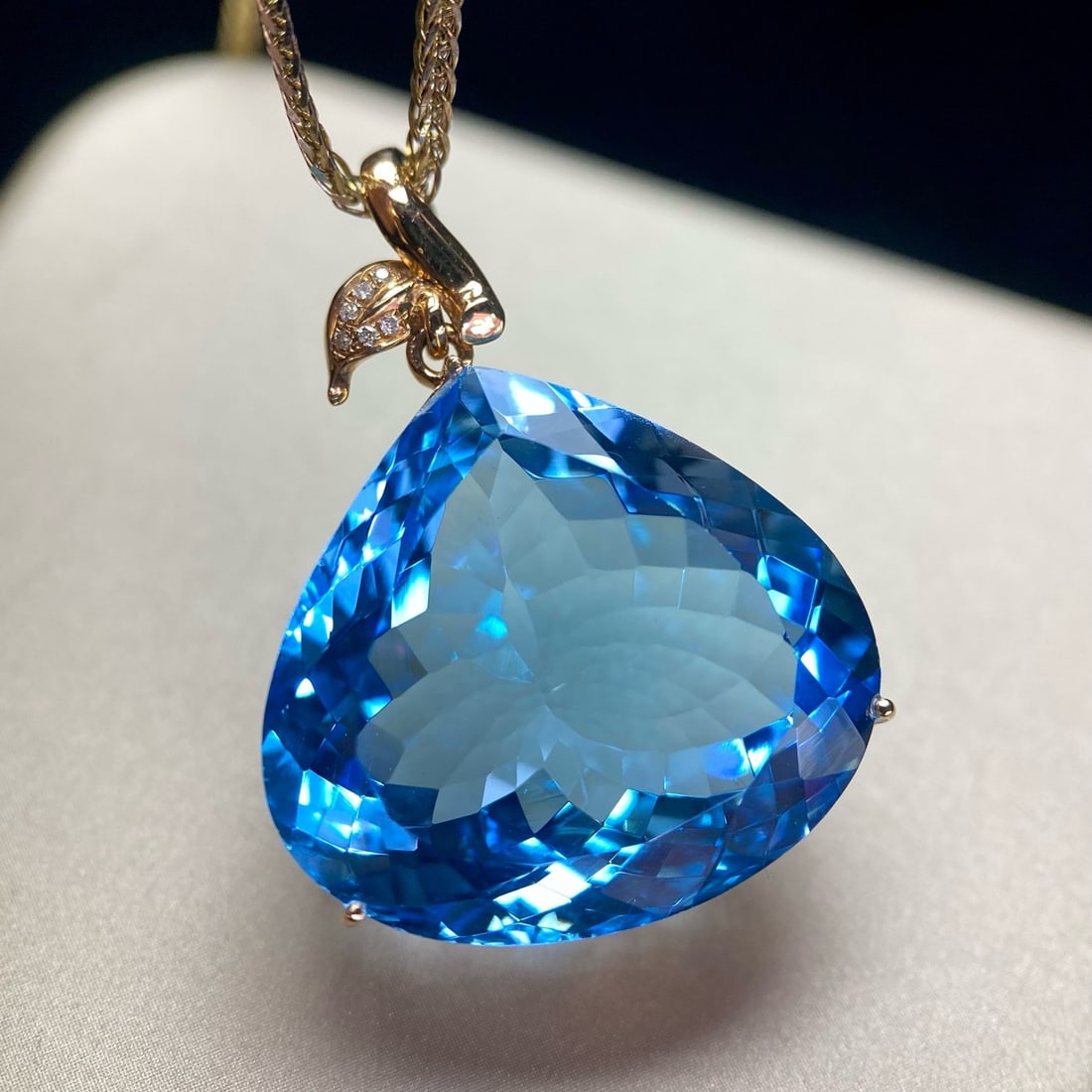 14k Gold 46.95 Ct Natural Topaz & Diamond Pendant( Without Chain ): Ref:231180098 // gold content:14k gold // main gemstone:topaz // shape:pear // carat weight:46. 95ct // color:blue // treatment:natural // // adjacent gemstone 2 : diamond // number of stones:6 //