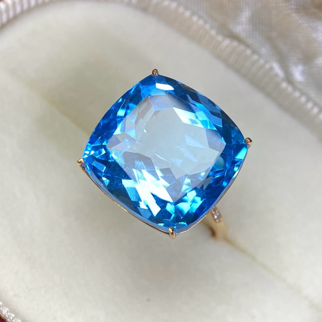14k Gold 26.05 Ct Natural Topaz & Diamond Ring - 2