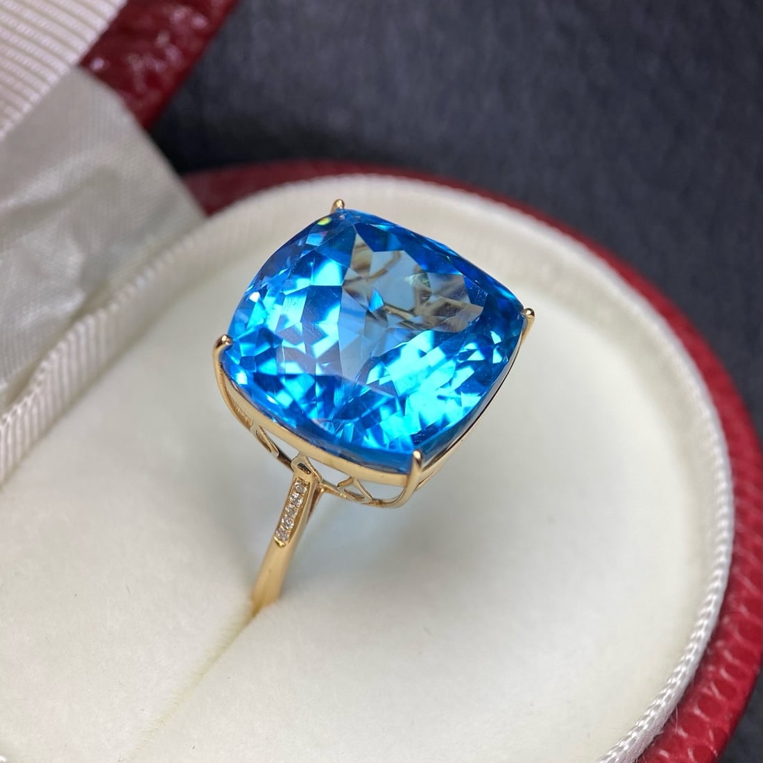 14k Gold 26.05 Ct Natural Topaz & Diamond Ring - 3