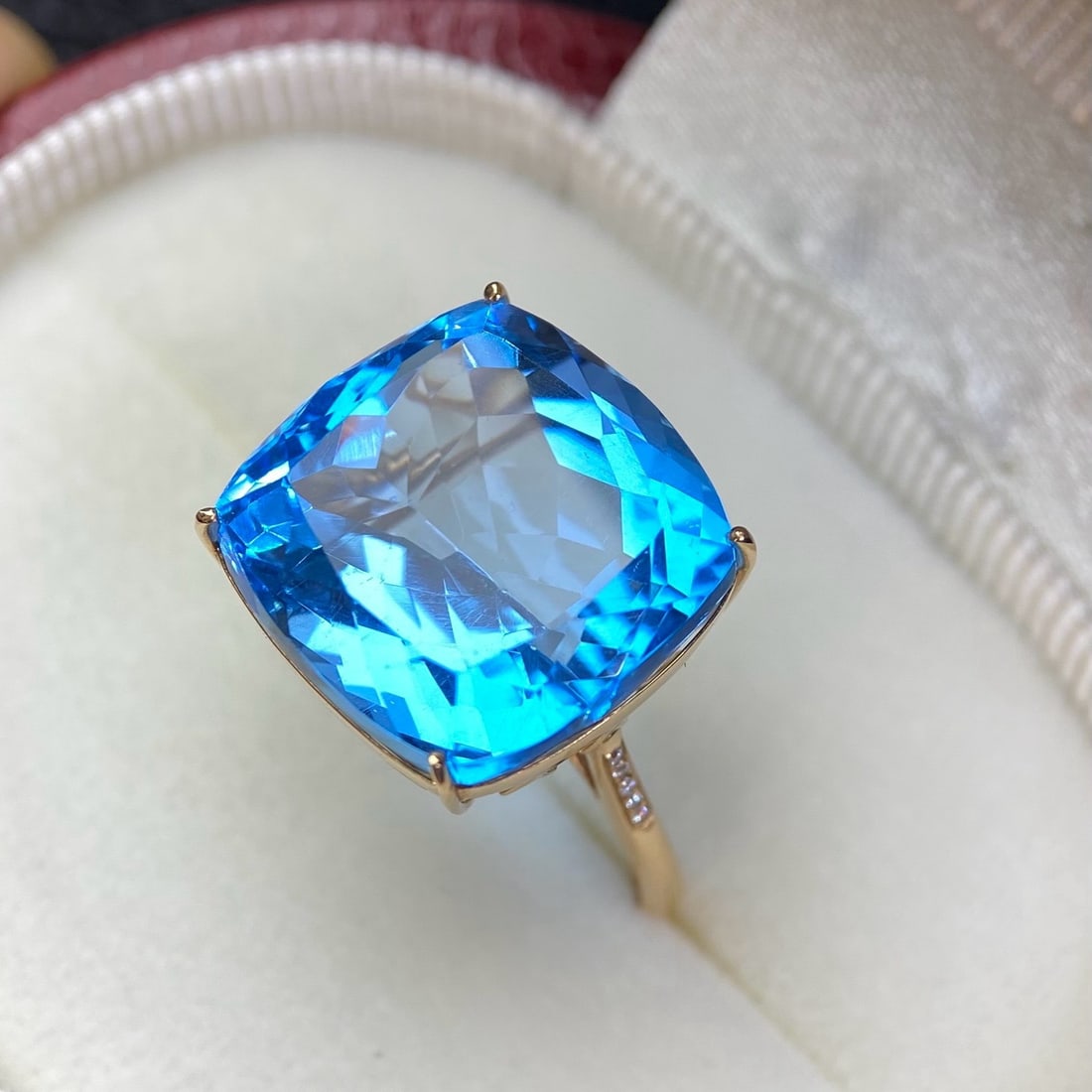 14k Gold 26.05 Ct Natural Topaz & Diamond Ring - 4