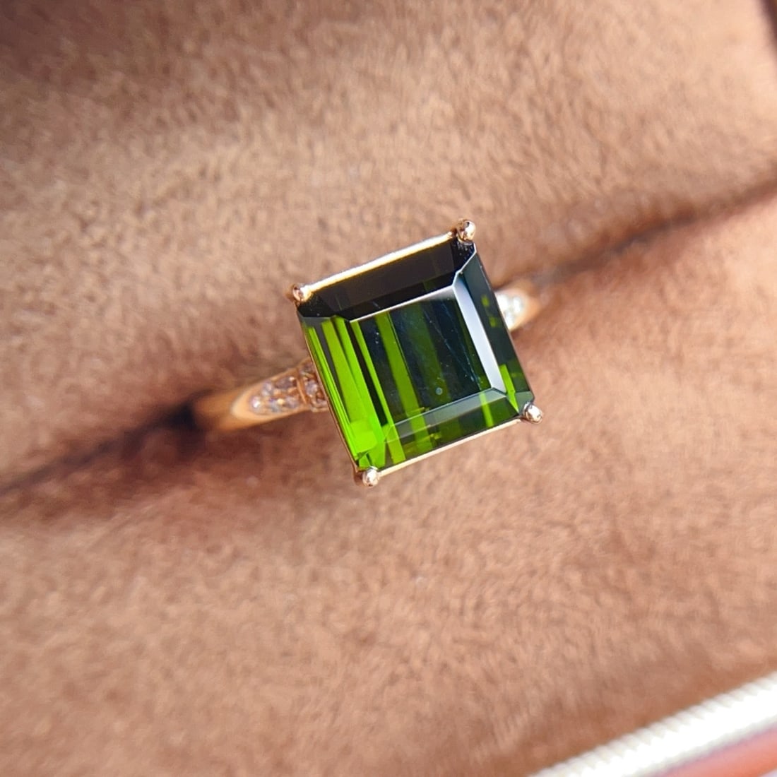 14k Gold 5.00 Ctw Natural Tourmaline & Diamond Ring: Ref:231180114 // gold content:14k gold // ring size:7. 25us // // main gemstone:tourmaline // shape:octagonal // carat weight:4. 95ct // color:green // treatment:natural // // adjacent gemstone 2 :