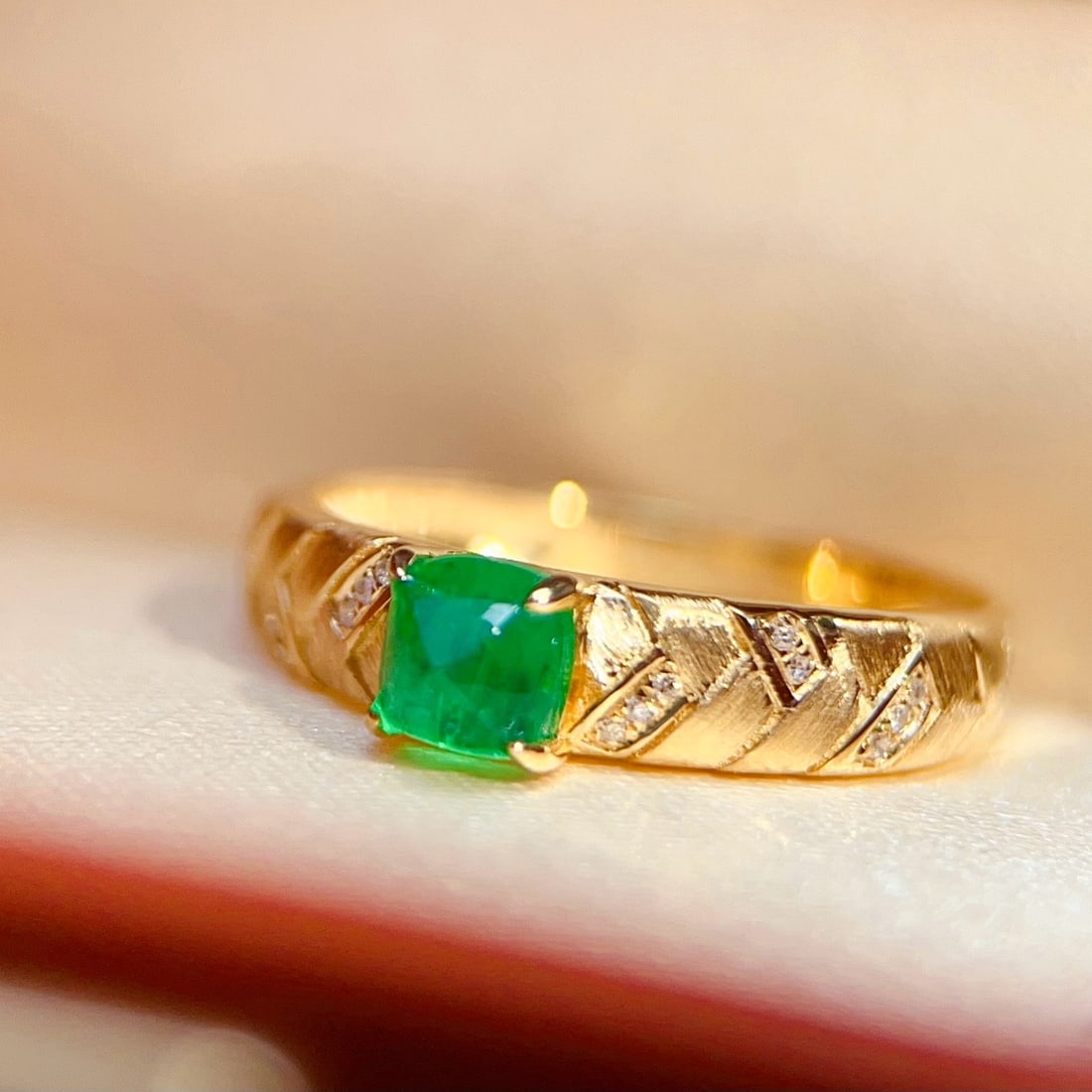 14k Gold 0.57 Ct Natural Emerald & Diamond Ring - 2