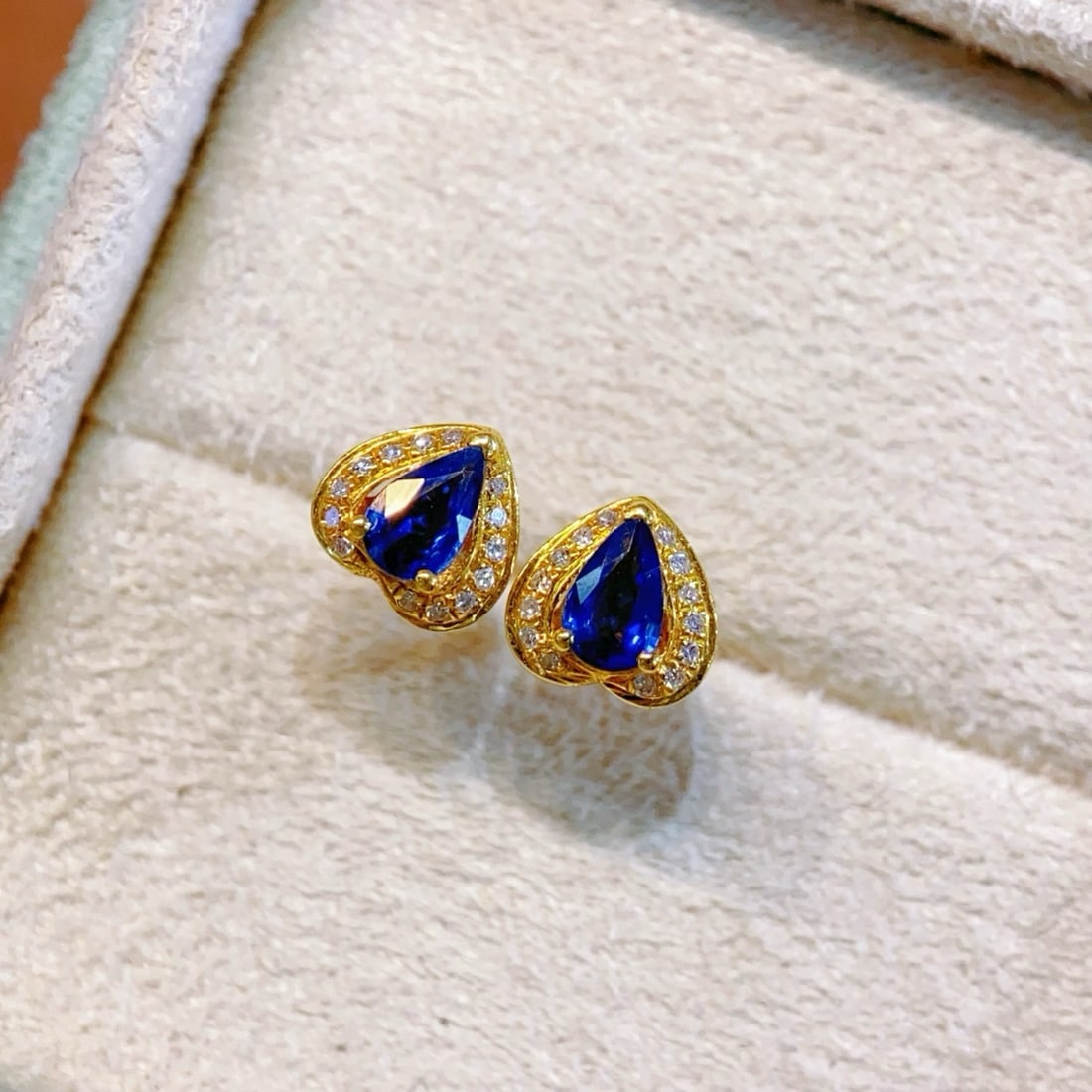 14k Gold 0.5 Ct Natural Sapphire & Diamond Earrings: Ref:231180126 // gold content:14k gold // main gemstone:sapphire // shape:pear // carat weight:0. 5ct // color:blue // treatment:natural // // adjacent gemstone 2 : diamond // number of stones:28 // s