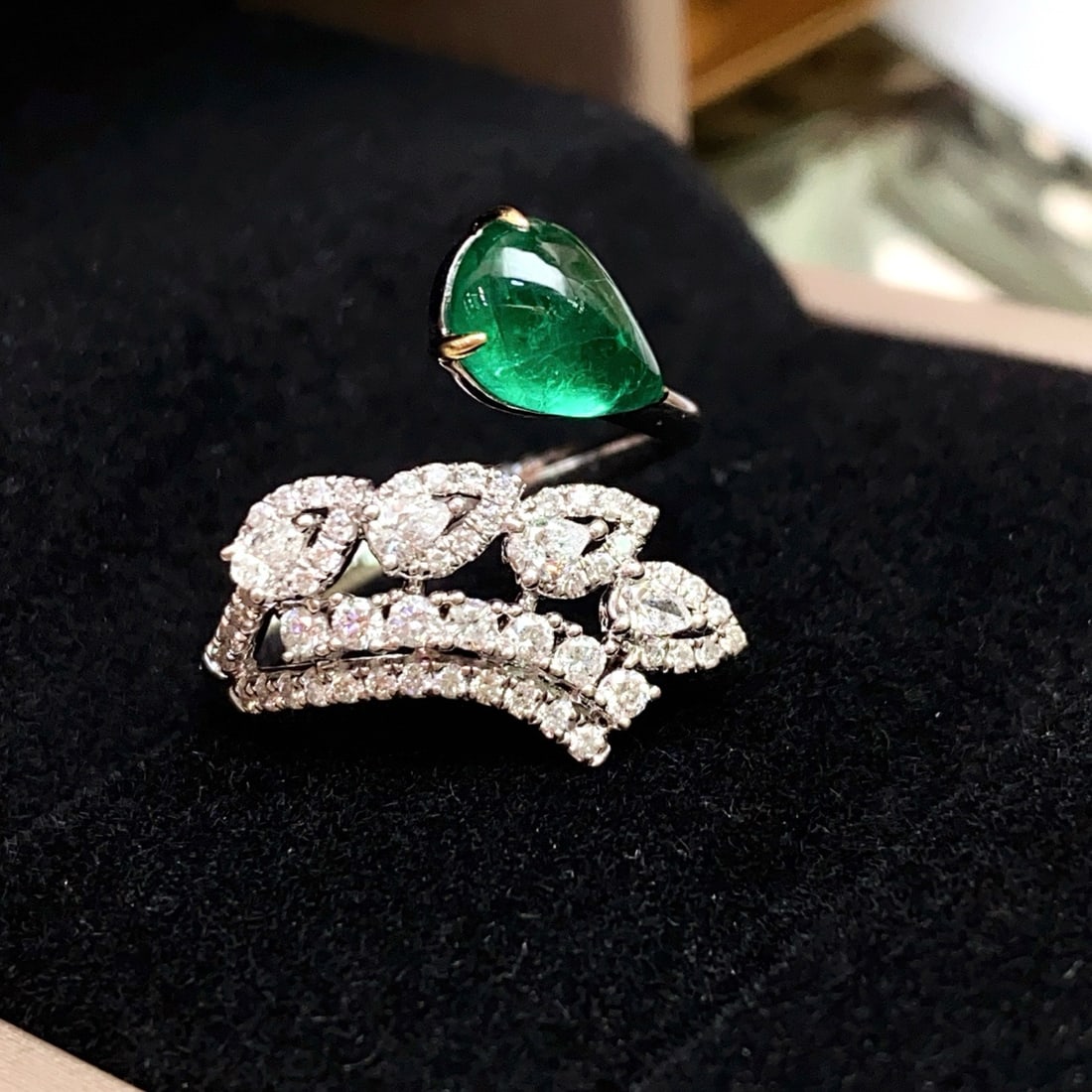 14k Gold 1.35 Ct Natural Emerald & Diamond Ring: Ref:231180134 // gold content:14k gold // ring size:7. 25us // // main gemstone:emerald // shape:pear // carat weight:1. 35ct // color:green // treatment:natural // // adjacent gemstone 2 : diamond