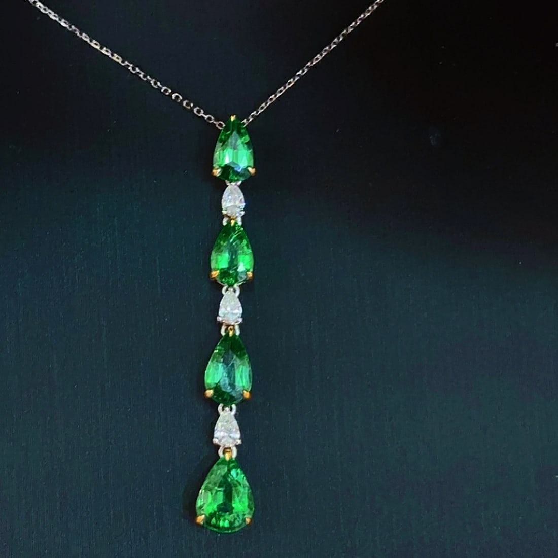 14k Gold 1.9 Ct Natural Emerald & Diamond Necklace: Ref:231180147 // gold content:14k gold // main gemstone:emerald // shape:pear // carat weight:1. 9ct // color:green // treatment:natural // // adjacent gemstone 2 : diamond // shape:pear // clarity