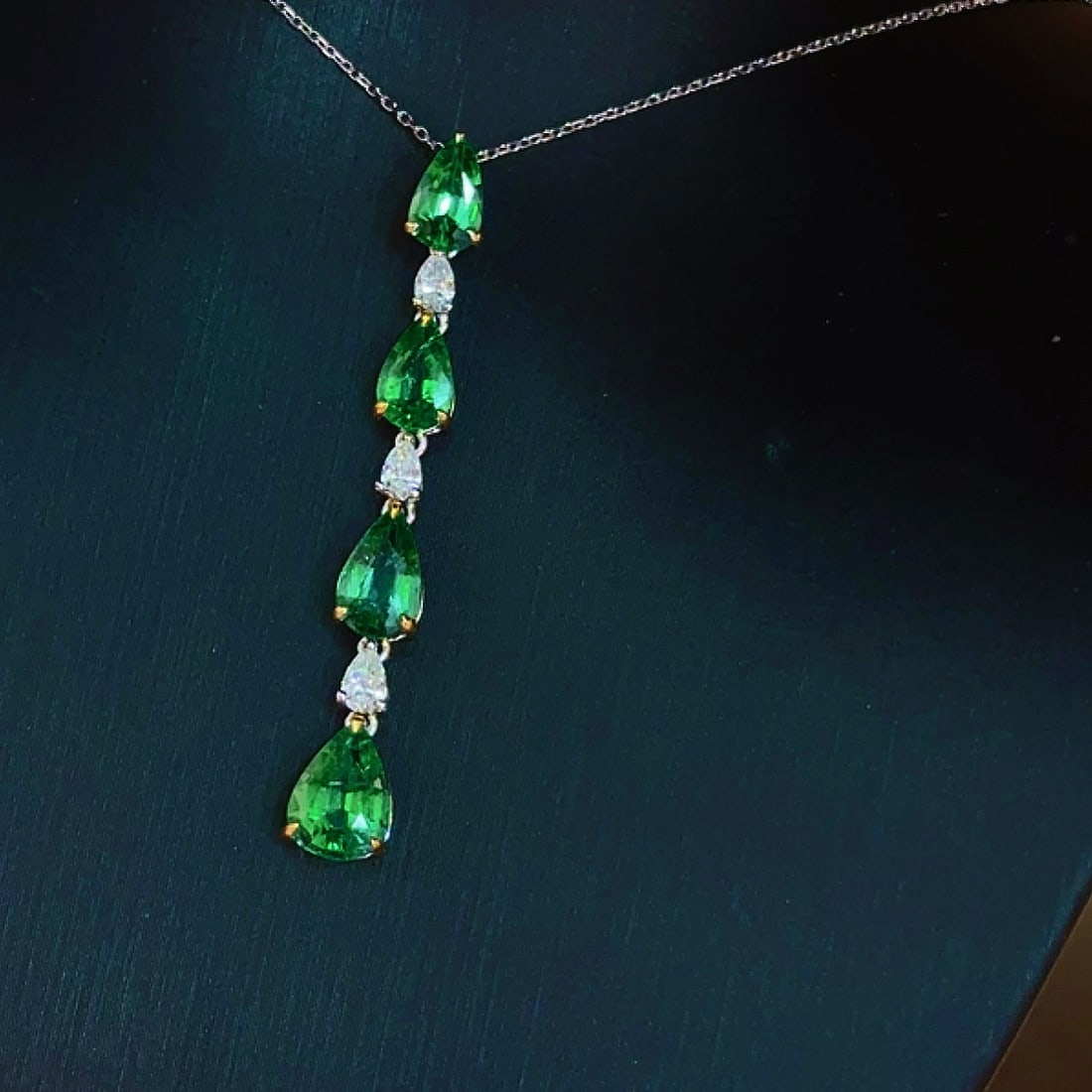 14k Gold 1.9 Ct Natural Emerald & Diamond Necklace - 4