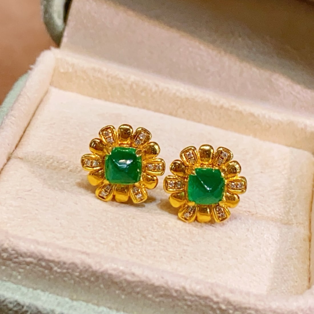 14k Gold 1.25 Ct Natural Emerald & Diamond Earrings: Ref:231180154 // gold content:14k gold // main gemstone:emerald // shape:sugar-loaf // carat weight:1. 25ct // color:green // treatment:natural // // adjacent gemstone 2 : diamond // number of stones: