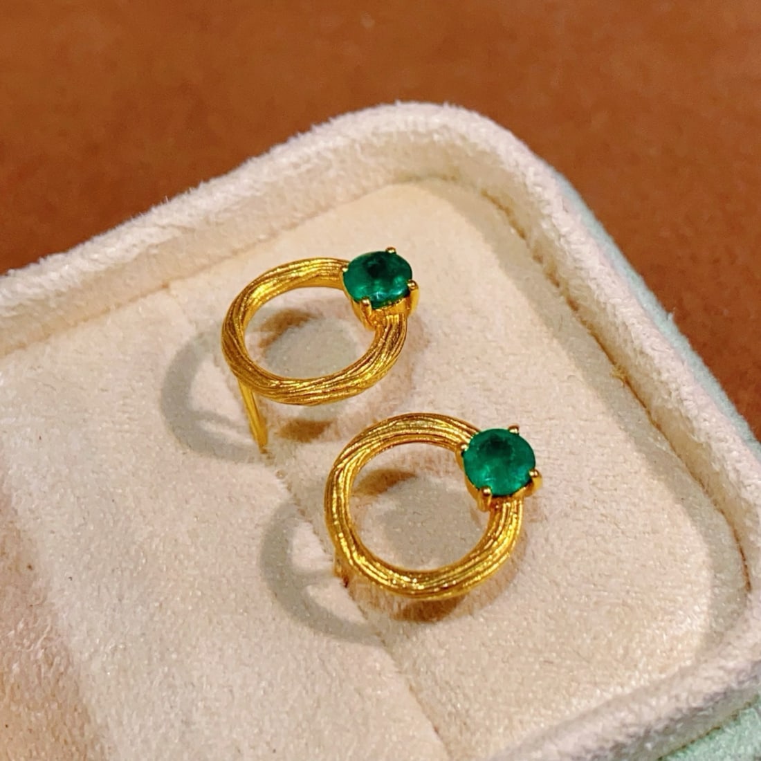 14k Gold 0.6 Ct Natural Emerald Earrings - 4