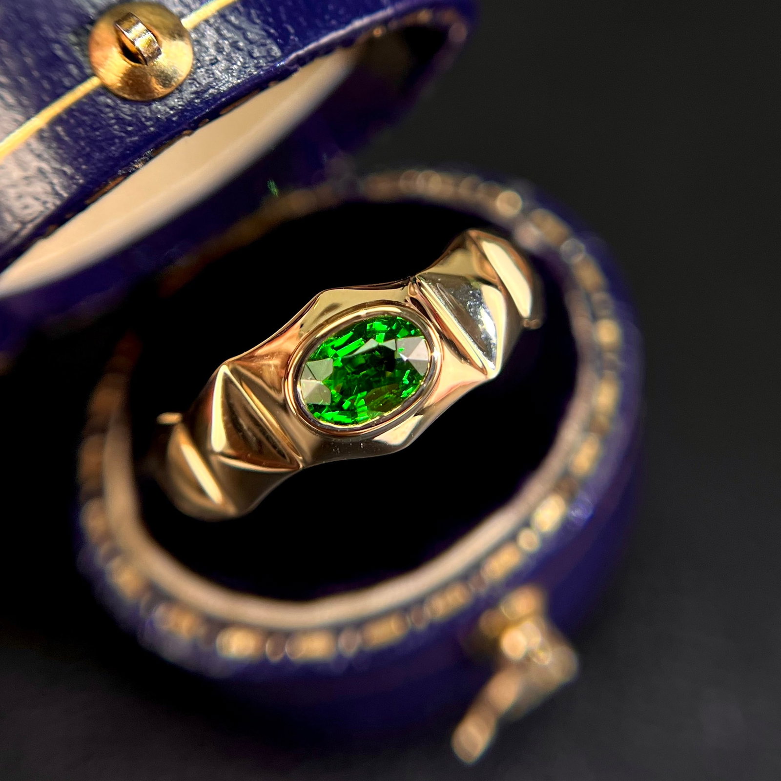 14k Gold 0.55 Ct Vivid Green Natural Tsavorite Ring - 2