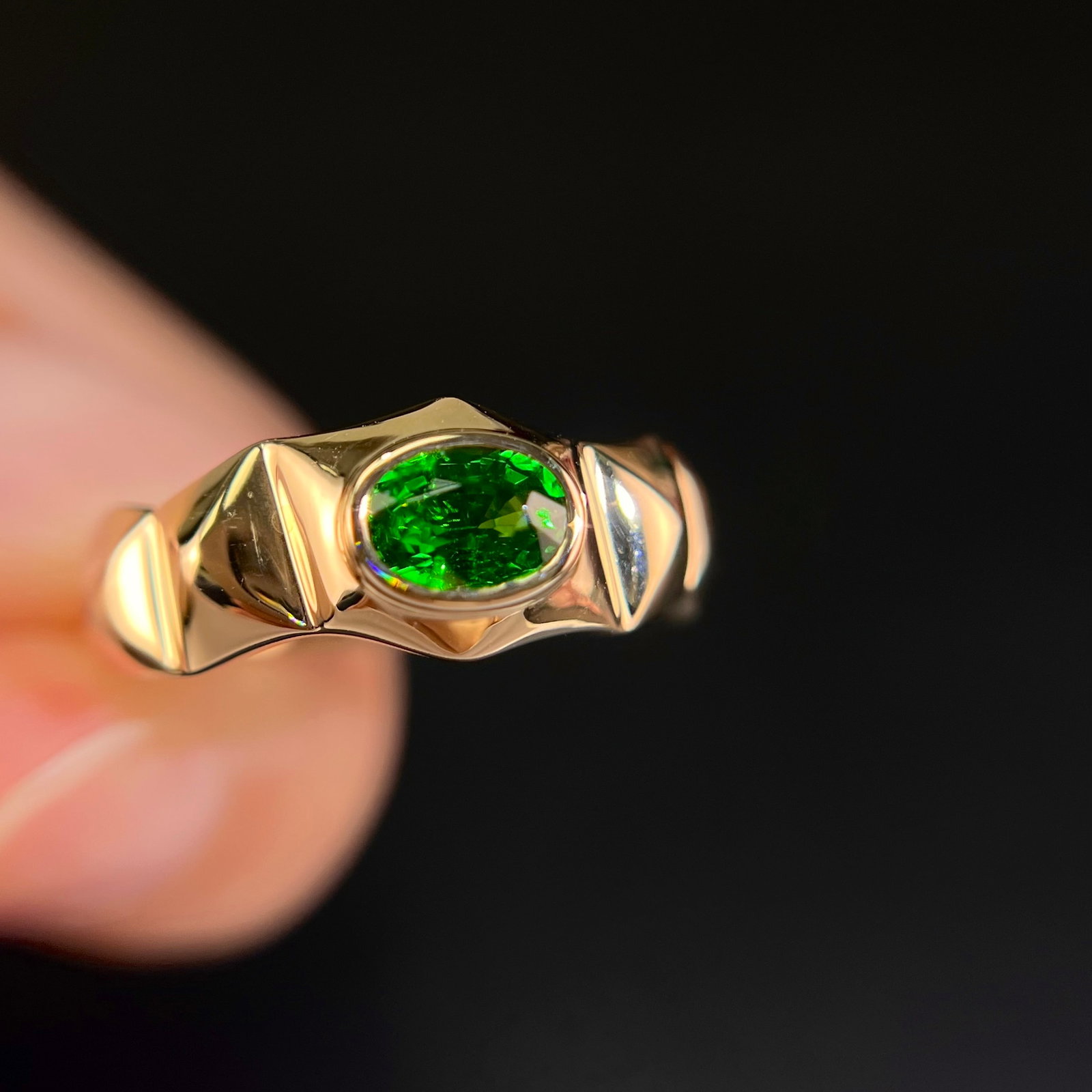 14k Gold 0.55 Ct Vivid Green Natural Tsavorite Ring - 3