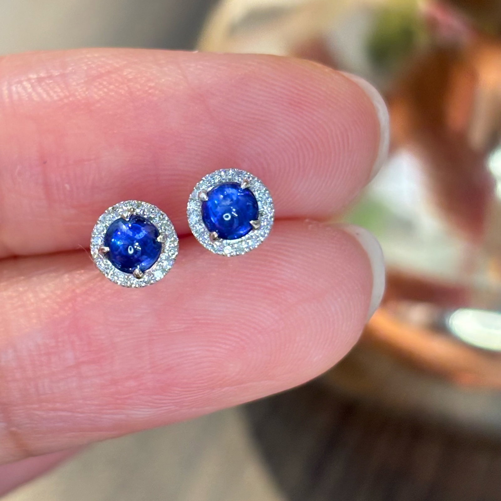 14k Gold 0.6 Ct Natural Sapphire & Diamond Earrings: Ref:231180196 // gold content:14k gold // main gemstone:sapphire // shape:round // carat weight:0. 6ct // color:blue // treatment:natural // cut grade:g // // adjacent gemstone 2 : diamond // shape:ro