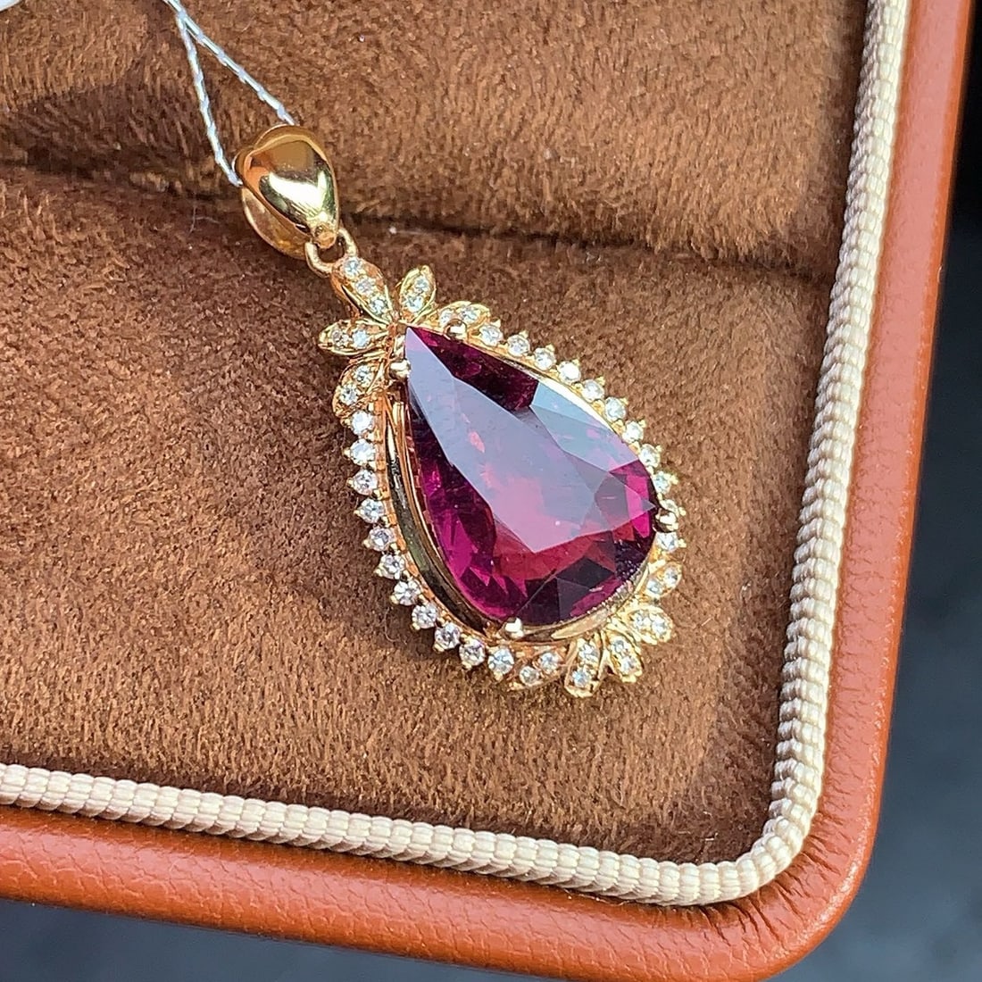 14k Gold 3.72 Ctw Natural Tourmaline & Diamond Pendant( Without Chain ): Ref:231180207 // gold content:14k gold // main gemstone:tourmaline // shape:pear // carat weight:3. 55ct // color:red // treatment:natural // // adjacent gemstone 2 : diamond // number of stones:33 //
