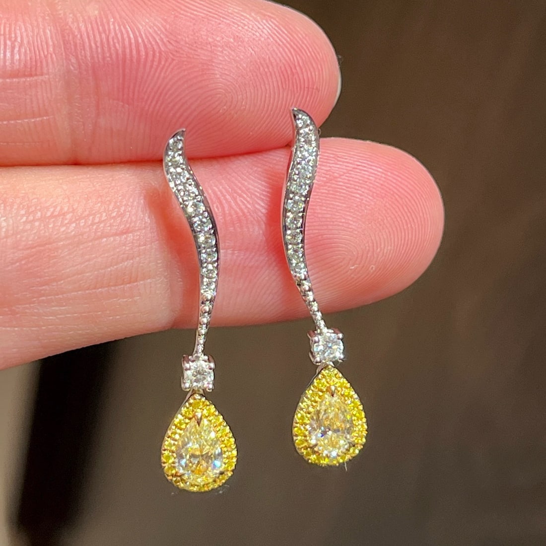 14k Gold 0.61 Ct Natural Yellow Diamond & Diamond Earrings: Ref:231180212 // gold content:14k gold // main gemstone:yellow diamond // shape:pear // carat weight:0. 61ct // color:yellow // treatment:natural // // adjacent gemstone 2 : diamond // shape:round // 