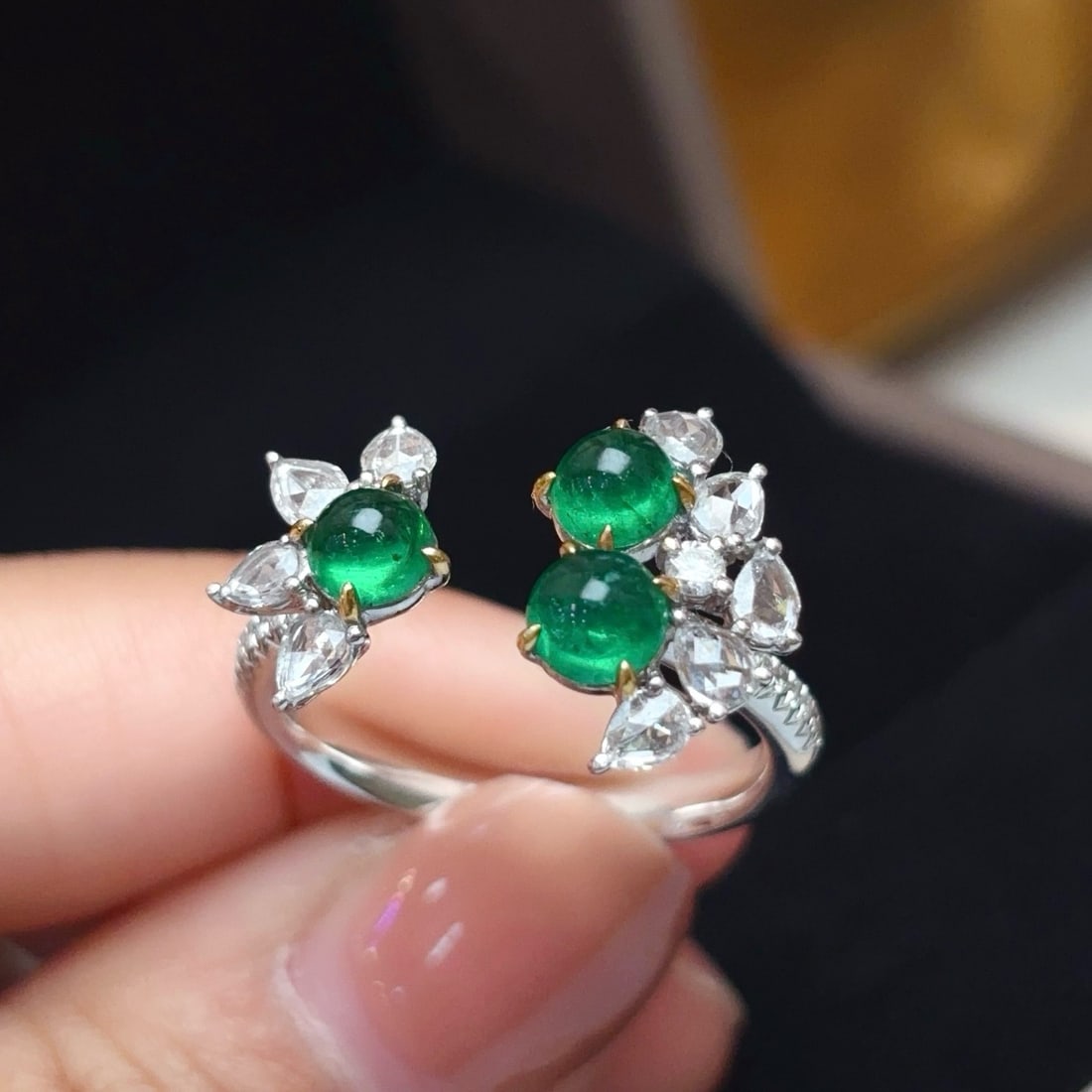 14k Gold 1.50 Ct Natural Emerald & Diamond Ring: Ref:231180213 // gold content:14k gold // ring size:7. 25us // // main gemstone:emerald // shape:round // carat weight:1. 50ct // color:green // treatment:natural // cut grade:g // // adjacent