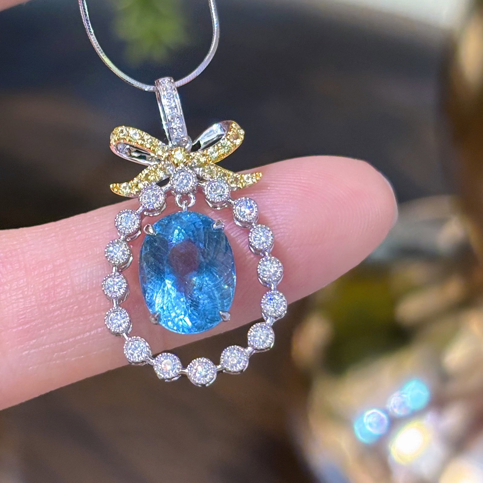 14k Gold 2.88 Ct Natural Aquamarine & Diamond Pendant( Without Chain ): Ref:231180229 // gold content:14k gold // main gemstone:aquamarine // shape:oval // carat weight:2. 88ct // color:santa maria color // treatment:natural // // adjacent gemstone 2 : diamond //